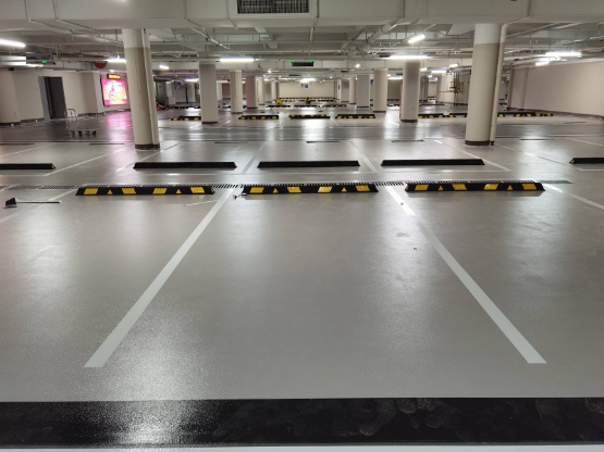 25000㎡标杆工程：晟胜环氧地坪赋能中南・十里春风智慧停车场(图1)