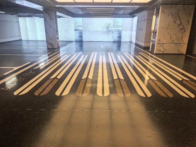 空鼓、开裂、起皮……杭州不少小区地下车库地面破旧不堪，翻新要多少钱(图1)