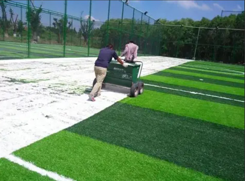 人造足球草坪用石英砂怎么填充